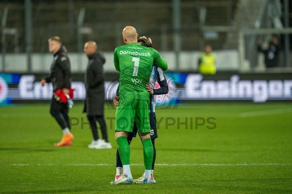 SV Stuttgarter Kickers vs. SGV Freiberg, Fussball, WFV-Pokal, Viertelfinale, 17.03.2026 | Felix Dornebusch (SV Stuttgarter Kickers, #01) umarmt David Tomic (SV Stuttgarter Kickers, #08) nach dem Sieg,SV Stuttgarter Kickers vs. SGV Freiberg, Fussball, WFV-Pokal, Viertelfinale, 17.03.2026Foto: photosbyphips/Philip Ziegler