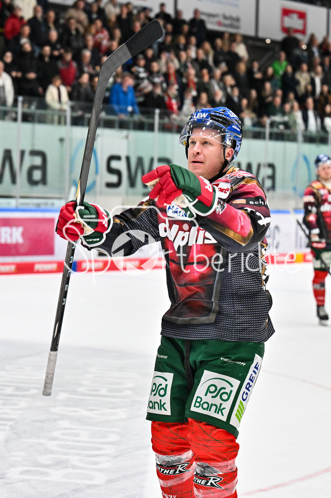 Augsburger Panther - Dresdner Eislöwen | AUGSBURG, DEUTSCHLAND - 06. MÄRZ: die Spieler der Panther feiern zusammen mit den Fans den Heimsieg gegen Dresden nach dem Match zwischen den Augsburger Panthern und den Dresdner Eislöwen am 49. Spieltag der Penny DEL im Curt Frenzel Stadion / T. J. TREVELYAN (Augsburger Panther 24)