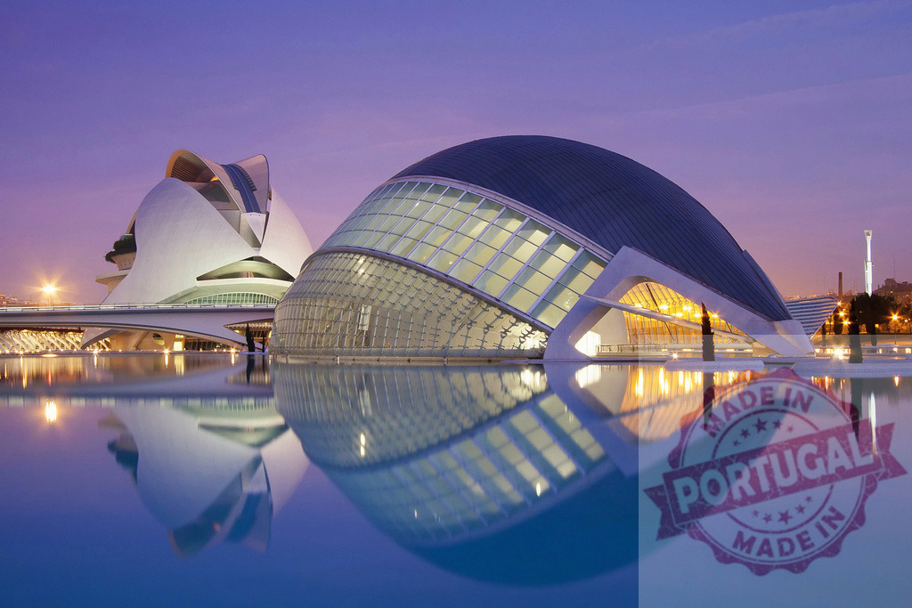 City of Arts and Sciences reflecting at sunset in Valencia | Hemispheric and Science Museum reflecting in water at City of Arts and Sciences in Valencia, Spain - Realisiert mit Pictrs.com