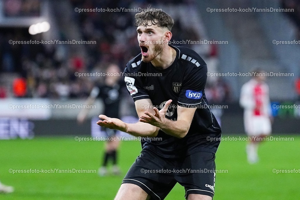 xYDRx02112502027 | 02.11.2025, xydrx, Fußball, 3.Liga, Rot-Weiss Essen - 1.FC Schweinfurt 05, Saison 2025 2026, Stadion an der Hafenstraße: Luca Trslic (1.FC Schweinfurt 05 #18) regt sich auf, gestikuliert   DFB regulations prohibit any use of photographs as image sequences and or quasi-video.