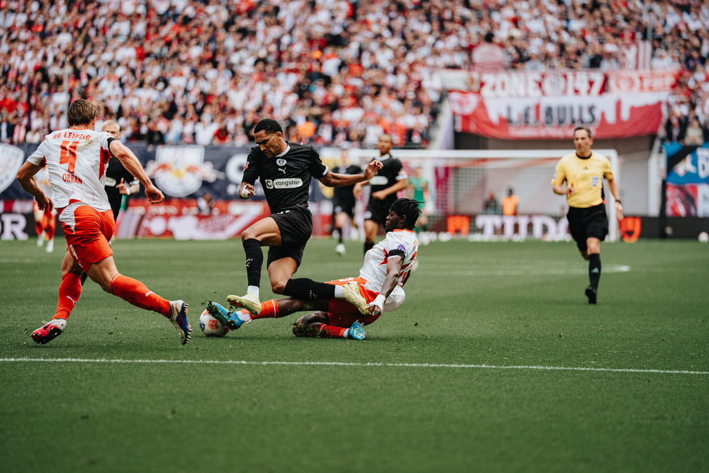 FCS07505 | Der offizielle Shop für FC St. Pauli Fotos. Wähle aus Spielszenen & Fanmomenten dein FCSP Wunschformat. Wir liefern Millerntor-Atmosphäre.