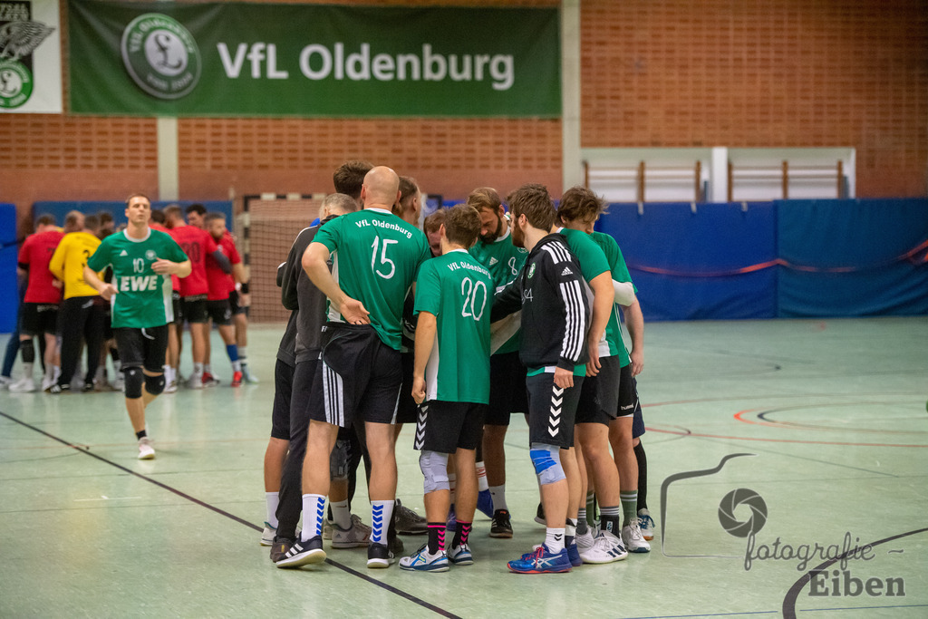 VFL Oldenburg-SG FriPe | Herren Regionsoberliga; VFL Oldenburg (grün)-SG FriPe (rot) am 04.11.2023 in Oldenburg (Robert-Schumann-Halle Oldenburg), Deutschland, Photo: Philip Eiben 2023 - Realisiert mit Pictrs.com