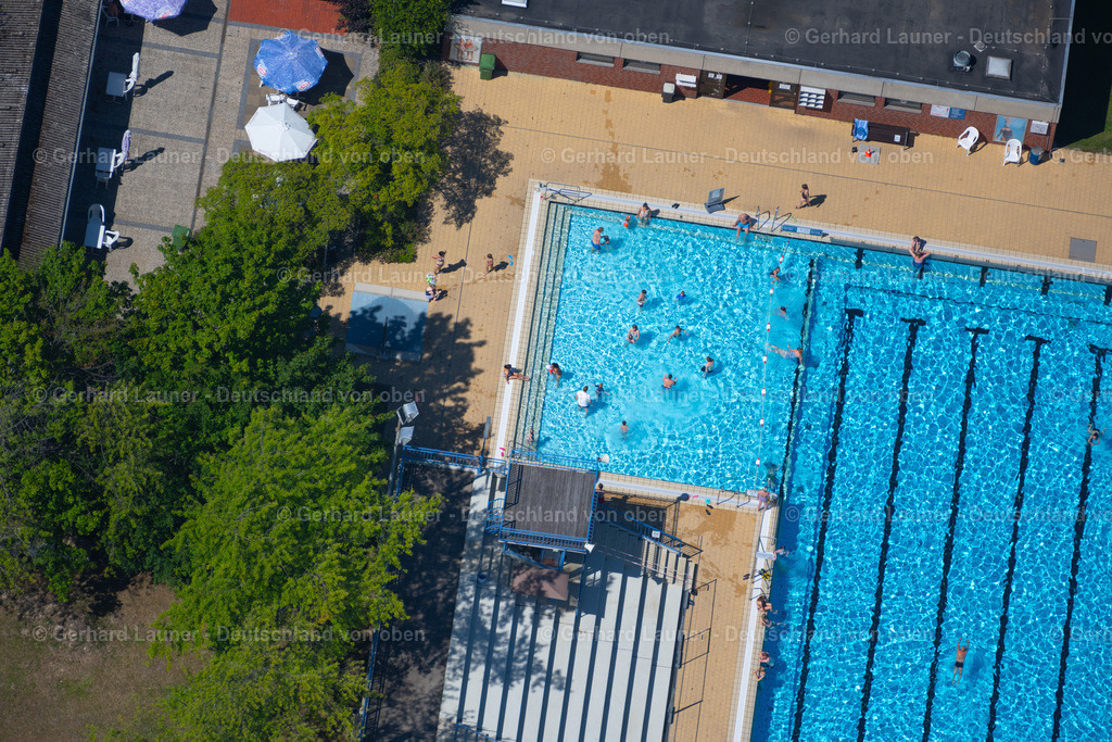 4036167 | BRAUNSCHWEIG 31.07.2020 Offenes Schwimmbecken des Freibades Raffteich an der Straße Madamenweg im Ortsteil Weststadt in Braunschweig im Bundesland Niedersachsen, Deutschland. Weiterführende Informationen bei: Stadtbad Braunschweig Sport und Freizeit GmbH. // Swimming pool of the Raffteich on street Madamenweg in the district Weststadt in Brunswick in the state Lower Saxony, Germany. Further information at: Stadtbad Braunschweig Sport und Freizeit GmbH. Foto: Gerhard Launer