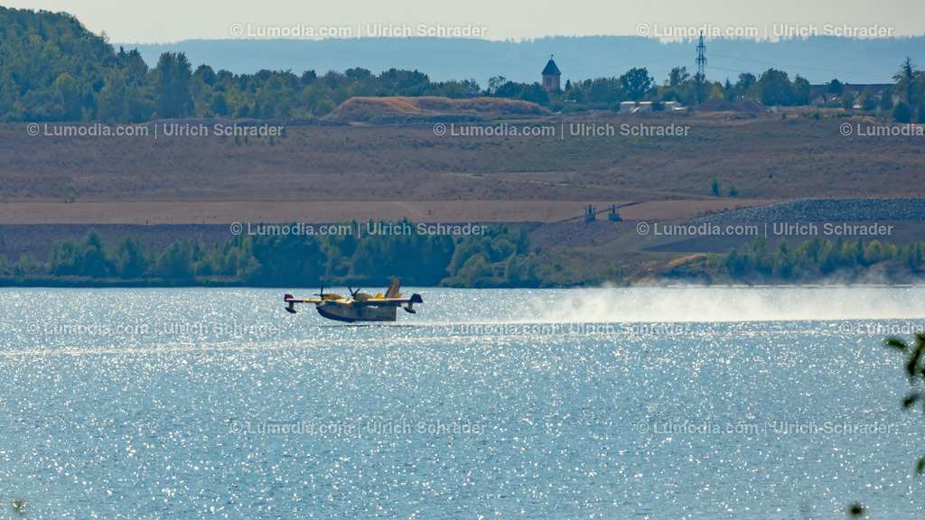 10049-12572 - Löschflugzeug im Harz | Stockfoto und Bilderpool mit Bildmaterial aus Deutschland, dem Harz, Halberstadt, Quedlinburg, Wernigerode und weltweit. Qualitativ hochwertige und professionelle Fotos anschauen und kaufen. - Realisiert mit Pictrs.com