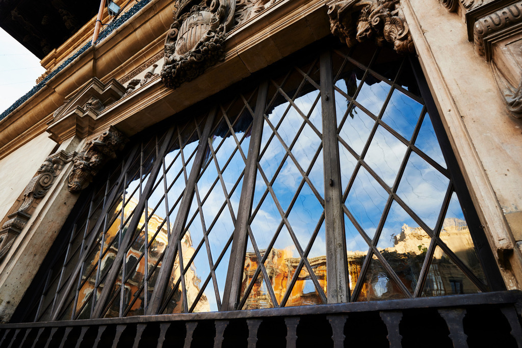 Spiegelung im Fenster | Palma de Mallorca, Spanien - December 27, 2013: Spiegelung im Fenster. - Realisiert mit Pictrs.com
