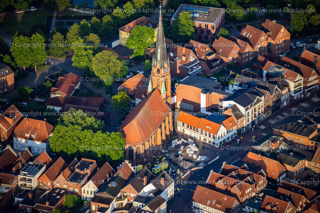 Winsen_Luhe_Altstadt_St_Marien_Kirche_ELS_9782050623 | WINSEN (LUHE) 05.06.2023 Kirchengebäude " St.Marien Kirche " im Altstadt- Zentrum der Innenstadt in Winsen (Luhe) im Bundesland Niedersachsen, Deutschland. // Church building in " St.Marien Kirche " Old Town- center of downtown in Winsen (Luhe) in the state Lower Saxony, Germany. Foto: Martin Elsen