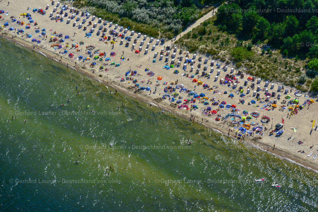 3637721 | ZINNOWITZ 25.08.2016 Strandkorb- Reihen am Sand- Strand im Küstenbereich der Ostsee in Zinnowitz im Bundesland Mecklenburg-Vorpommern. // Beach chair on the sandy beach ranks in the coastal area the Baltic Sea in Zinnowitz in the state Mecklenburg - Western Pomerania. Foto: Gerhard Launer