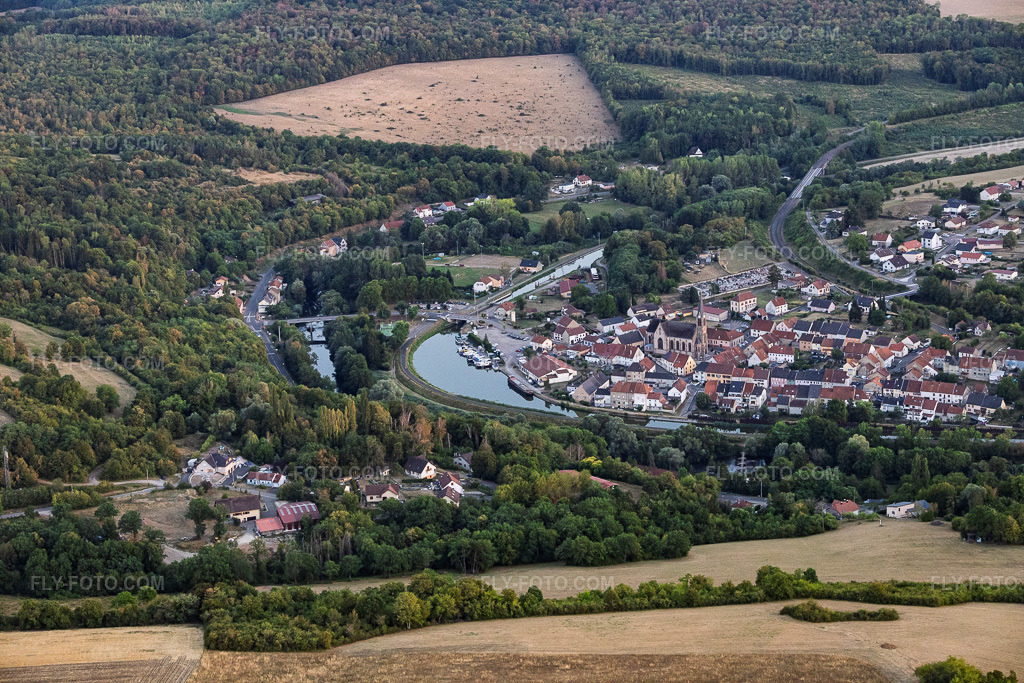 Aerial view: View of the town from the north in Wittring in the state Moselle, France. – Photo: IMG_158781.jpg taken on 08/14/2026 by Werner Riehm/FLY-FOTO.com – Resolution of the original: 6000 x 4000 px