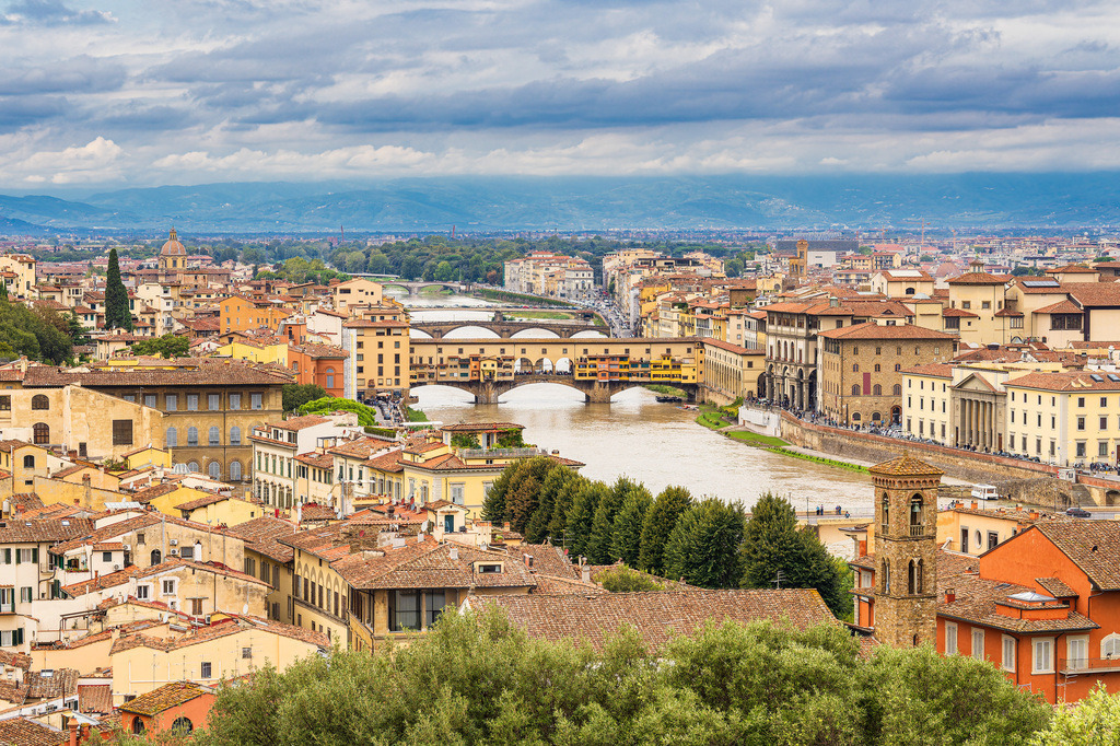 Blick auf die Brücke Ponte Vecchio in Florenz, Italien | Blick auf die Brücke Ponte Vecchio in Florenz, Italien.