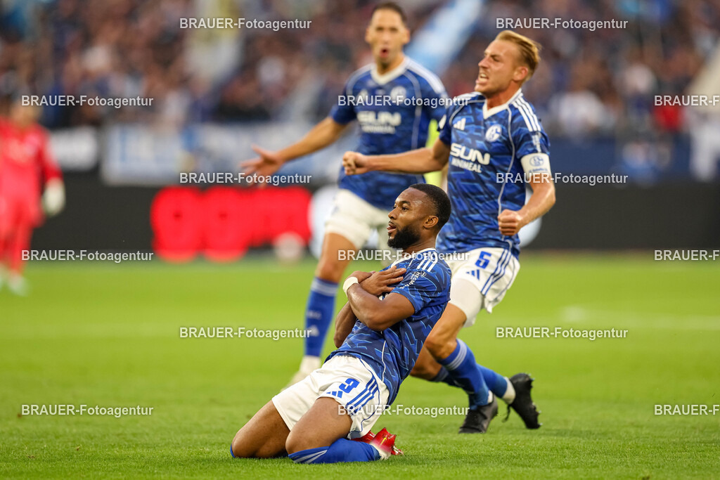 1_S04BER_20250801_1103.JPG -  - FC Schalke 04 - Hertha BSC Berlin - 2. Bundesliga | Gelsenkirchen, Deutschland, 01.08.25: Moussa Sylla (FC Schalke 04) Torjubel, jubelt mit seiner Mannschaft nach dem Treffer zum 1:0 waehrend des Spiels der 2. Bundesliga zwischen FC Schalke 04 - Hertha BSC Berlin in der Veltins-Arena am 01. August 2025 in Gelsenkirchen, Deutschland. (Foto von Stefan Brauer/Brauer-Fotoagentur)DFB/DFL REGULATIONS PROHIBIT ANY USE OF PHOTOGRAPHS AS IMAGE SEQUENCES AND/OR QUASI-VIDEO.