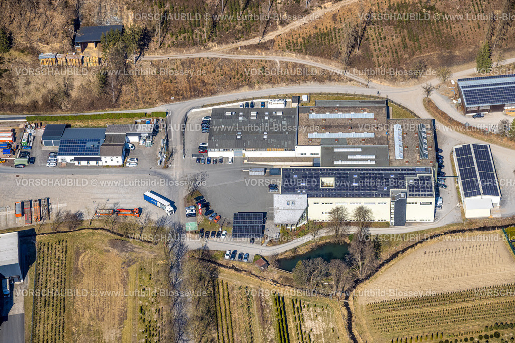 Meschede250304650 | Luftbild, Wohngebiet Ortsansicht Ortsteil Bergerhütte mit Gewerbegebiet Auf dem Lohnsberg, Waldgebiet und Hügellandschaft, Berge, Meschede, Sauerland, Nordrhein-Westfalen, Deutschland