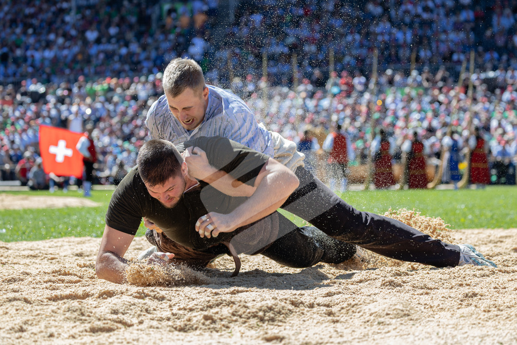 ESAF2025_07Gang_6575 | Die Schwinger des Schwyzer Kantonalen Schwingerverbandes: Fotos, die Dynamik und Leidenschaft festhalten, sowie emotionale Momente aus dem traditionellen Schwingsport zeigen. - Realisiert mit Pictrs.com
