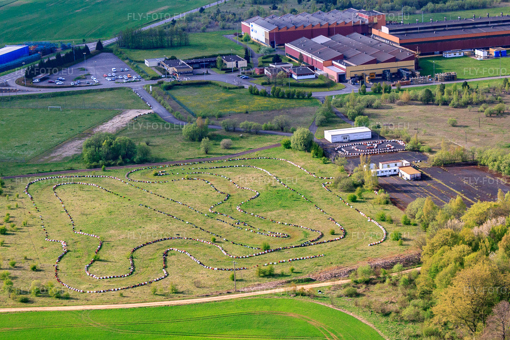 Vue aérienne: Une piste de course délimitée pour les compétitions tout-terrain, située dans une prairie. à Villers-la-Montagne dans le département Meurthe et Moselle, France – .Photo: IMG_39722.jpg prise le 16/04/2011 par Werner Riehm/FLY-FOTO.eu – Résolution de l'original: 4350 x 2900 px