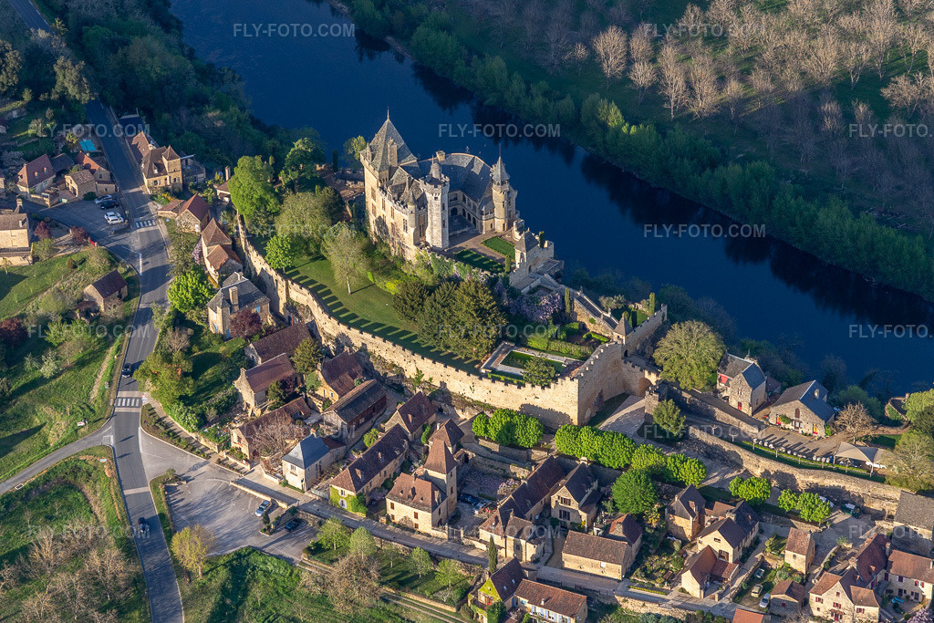 Aerial view: Montfort Castle complex above the Dordogne in Vitrac in the state Dordogne, France. – Photo: IMG_113594.jpg taken on 04/16/2019 by Werner Riehm/FLY-FOTO.com – Resolution of the original: 4642 x 3094 px