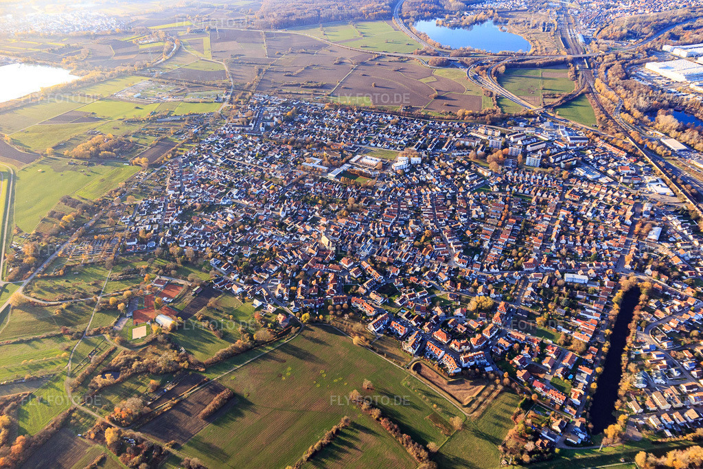 Luftbild: Ortsansicht von Südosten im Ortsteil Maximiliansau in Wörth im Bundesland Rheinland-Pfalz in Deutschland. Foto: IMG_124001.jpg vom 21.11.2020 durch Werner Riehm/FLY-FOTO.de