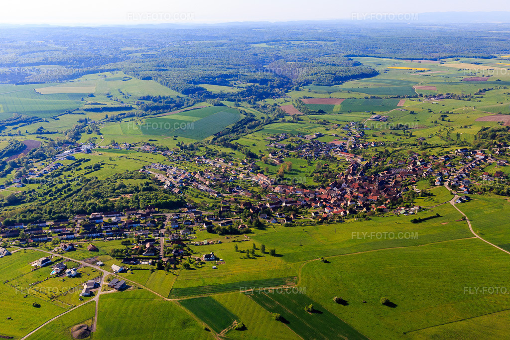 Aerial view: View of the town in the morning from the north in Bining in the state Moselle, France. – Photo: IMG_146087.jpg taken on 05/01/2025 by Werner Riehm/FLY-FOTO.com – Resolution of the original: 5472 x 3648 px