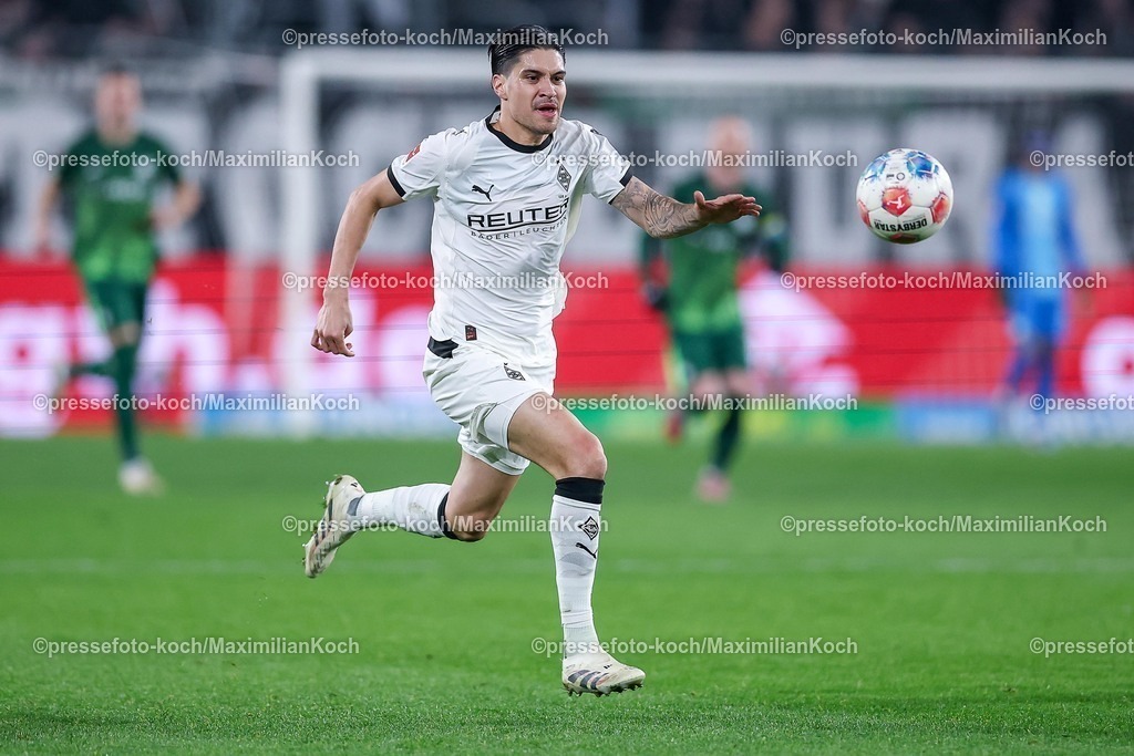 BMG13122502150 | 13.12.2025, Fußball, Borussia Mönchengladbach - VfL Wolfsburg, 1. Fußball Bundesliga, 14.Spieltag, Borussia-Park, Saison 2025 2026: Kevin Diks&nbsp;(Borussia Mönchengladbach #04)  DFB regulations prohibit any use of photographs as image sequences and or quasi-video.