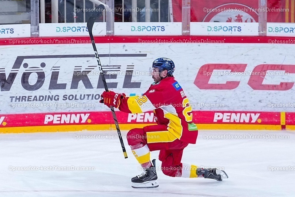 xydr03102501259 | 03.10.2025, xydrx, Eishockey, DEL2, Düsseldorfer EG - EC Kassel Huskies, PSD Bank Dome Düsseldorf: Torjubel nach dem Tor zum 3:0 für die Düsseldorfer EG durch Torschütze Erik Bradford (Düsseldorfer EG #22)