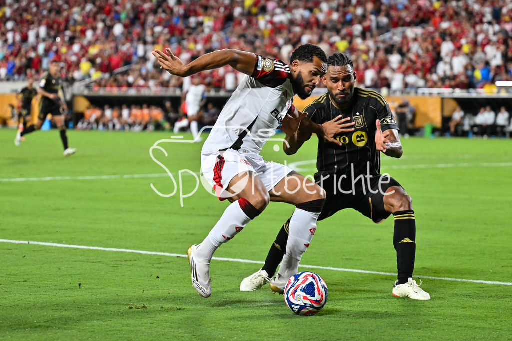 Los Angeles FC - CR Flamengo | Im Duell JUNINHO (Flamengo 23) und Eddie SEGURA (Los Angeles 4) / Zweikampf / FIFA Club World Cup: Los Angeles FC - CR Flamengo, Camping World Stadium am 24.06.2025 / NOT FOR SALE IN USA