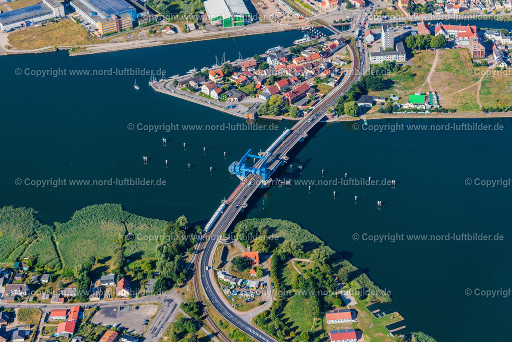 Wolgast_Peenebrücke_ELS_4732100822 | WOLGAST 10.08.2022 Blick auf die Peenebrücke in Wolgast im Bundesland Mecklenburg-Vorpommern. Die Peenebrücke Wolgast ist eine Klappbrücke und führt über den Peenestrom. Sie trägt den Beinamen Brücke der Freundschaft. // View of the Peene Bridge in Wolgast in the state Mecklenburg-Vorpommern. The Peene Bridge is a bascule bridge and crosses the Peenestream. The bridge bears the name Bridge of friendship. Foto: Martin Elsen
