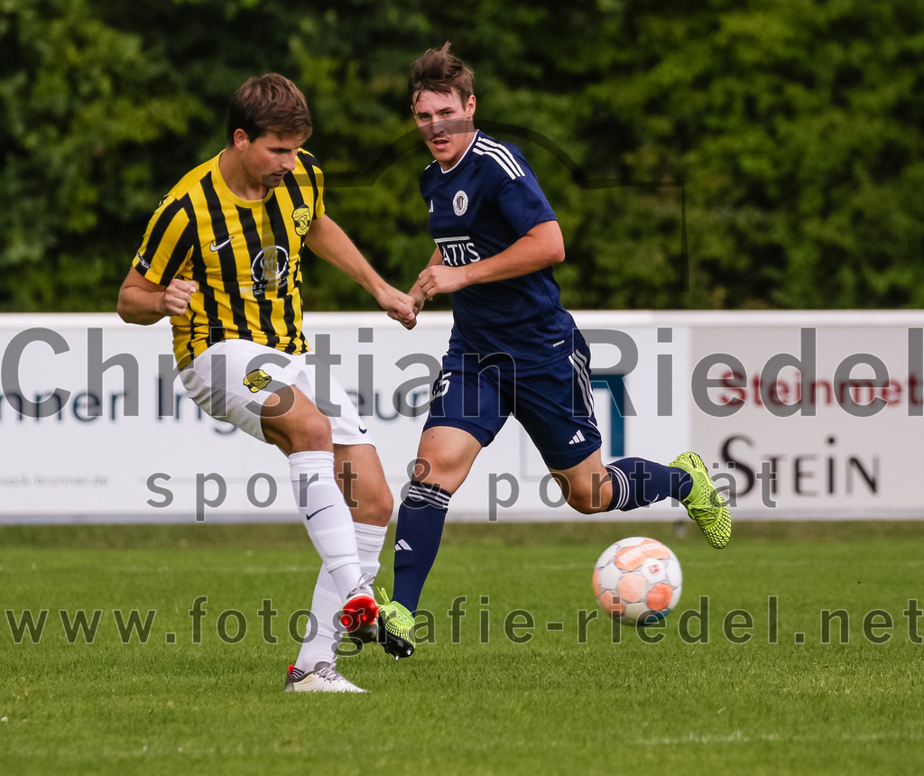 2023-07-29_018_FC_Moosinning_gegen_TuS_Raubling | Moosinning, Deutschland, 29.07.2023:
Fußball, Bezirksliga Oberbayern Ost 2023 / 2024, 1. Spieltag, FC Moosinning gegen TuS Raubling, Endergebnis: 0:7

Christian Reiser (FC Moosinning, #17), Valentin Schoeffel (TuS Raubling, #15)

Foto: Christian Riedel / fotografie-riedel.net