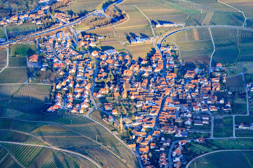 Luftbild: Dorf über der Weinlage Kastanienbusch im Winter von Westen in Birkweiler im Bundesland Rheinland-Pfalz in Deutschland. Foto: IMG_62163.jpg vom 23.02.2014 durch Werner Riehm/FLY-FOTO.de