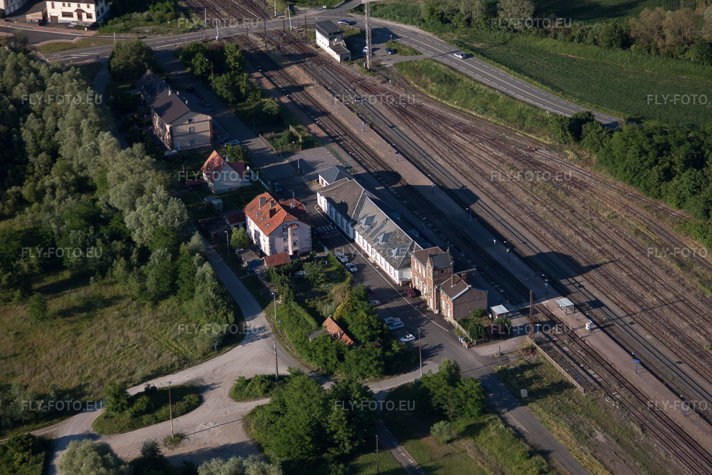 Vue aérienne: Gare ferroviaire à Lauterbourg dans le département Bas Rhin, France.Photo: IMG_66574.jpg prise le 05/06/2014 par Werner Riehm/FLY-FOTO.euRésolution de l'original: 4752 x 3168 px