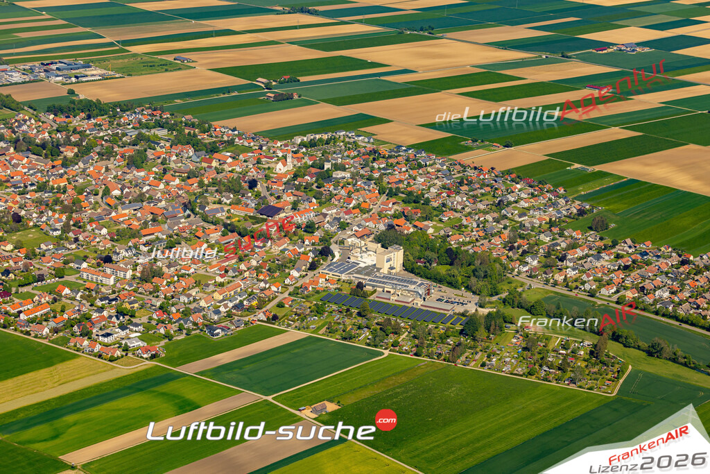 Das Luftbild zeigt :  Wehringen - Die Luftaufnahme wurde 2024 vom UL-Flugzeug aus erstellt ( keine Drohne ) - Hochauflösende Luftaufnahme - Für grossformatige Ausdrucke geeignet. Die Geschenkidee !Mit Lizenz und Bildrechte bestellbar