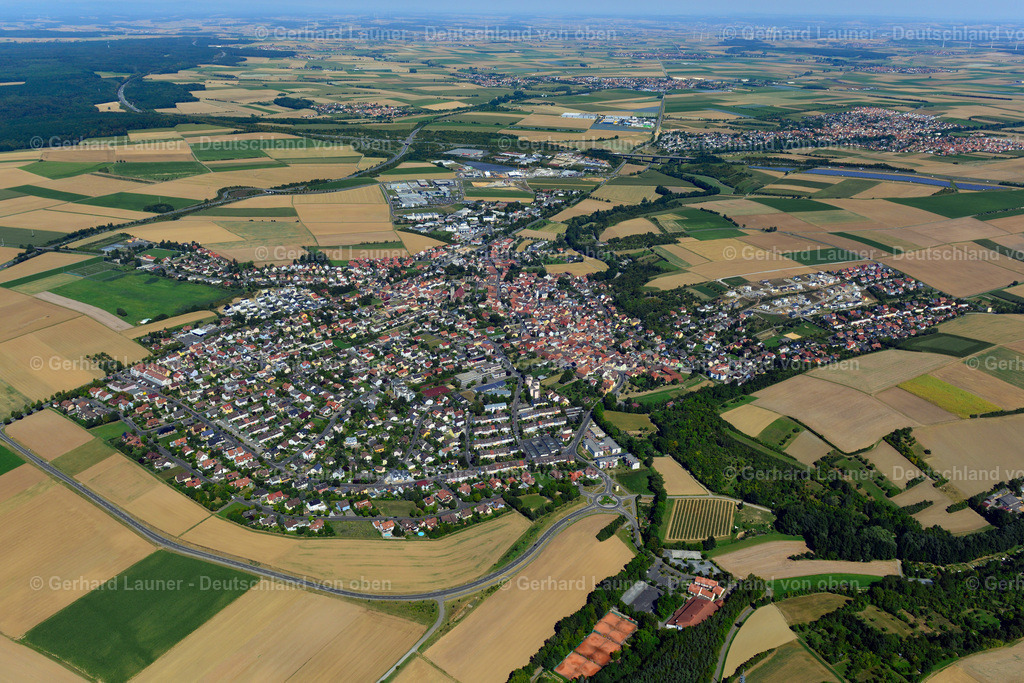 3650117 | ESTENFELD 31.08.2016 Stadtansicht vom Stadtrand angrenzend an landwirtschaftliche Feldern  in Estenfeld im Bundesland Bayern, Deutschland // City view from the outskirts with adjacent agricultural fields  in Estenfeld in the state Bavaria, Germany Foto: Gerhard Launer