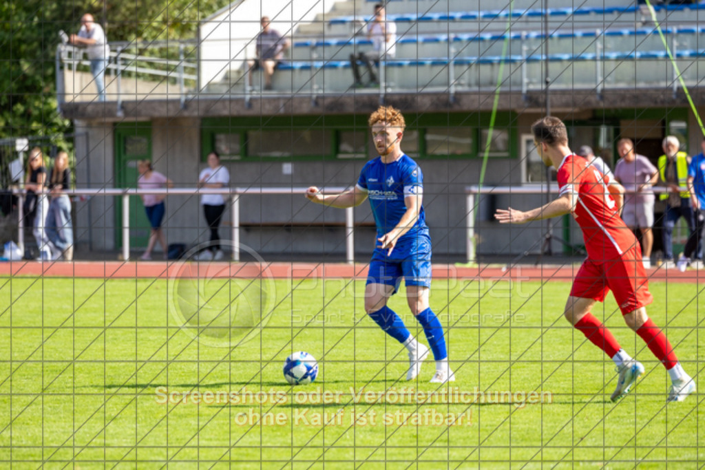 20250824_160330_0072 | #,1.FC Eislingen (blau) vs. MTV Stuttgart (rot), Fussball, Landesliga 2 - wfv, 02. Spieltag, Saison 2025/2026, Rasenplatz, Eichbachstation, Haldenstraße, 73054 Eislingen, 24.08.2025 - 15:00 Uhr,Foto: PhotoPeet-Sportfotografie/Peter Harich