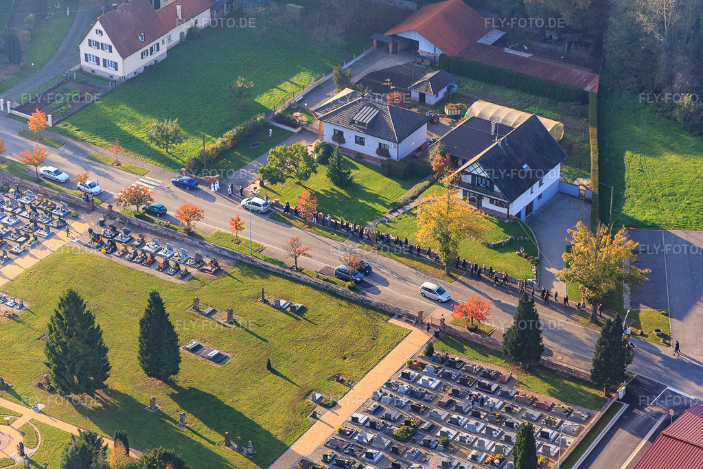 Luftbild: Prozession an Allerheiligen zum Friedhof in Niederrœdern im Bundesland Bas-Rhin in Frankreich. – Foto: IMG_075680.jpg vom 01.11.2014 durch Werner Riehm/FLY-FOTO.de – Auflösung des Originals: 5472 x 3648 px