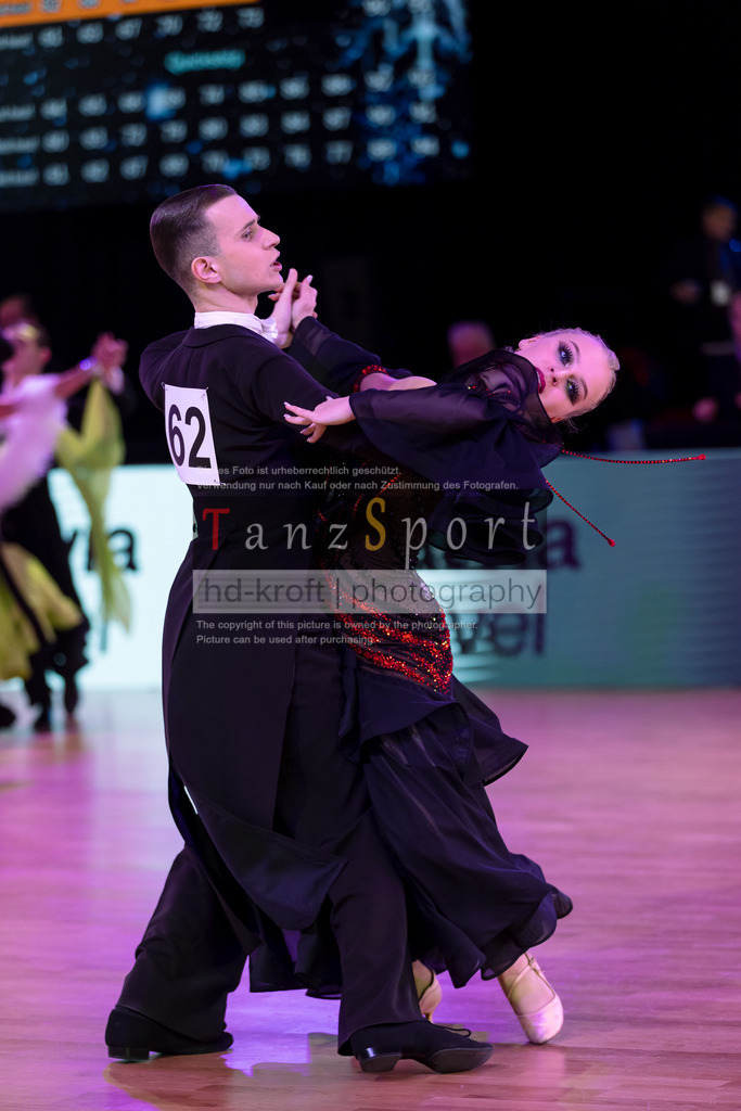 20241215_WDSF_Int_Open_Std-Riga-8897 | Tanzsportbilder, Standardtanz, Lateintanz, WDSF, DTV, LTVB, dancecomp, goc, hessen tanzt, blaues band der spree, walzer, tango, wiener walzer, slowfox, quickstepp, samba, rumba, cha-cha-cha, paso doble. jive, hd-kroft photography, turniertanzsport