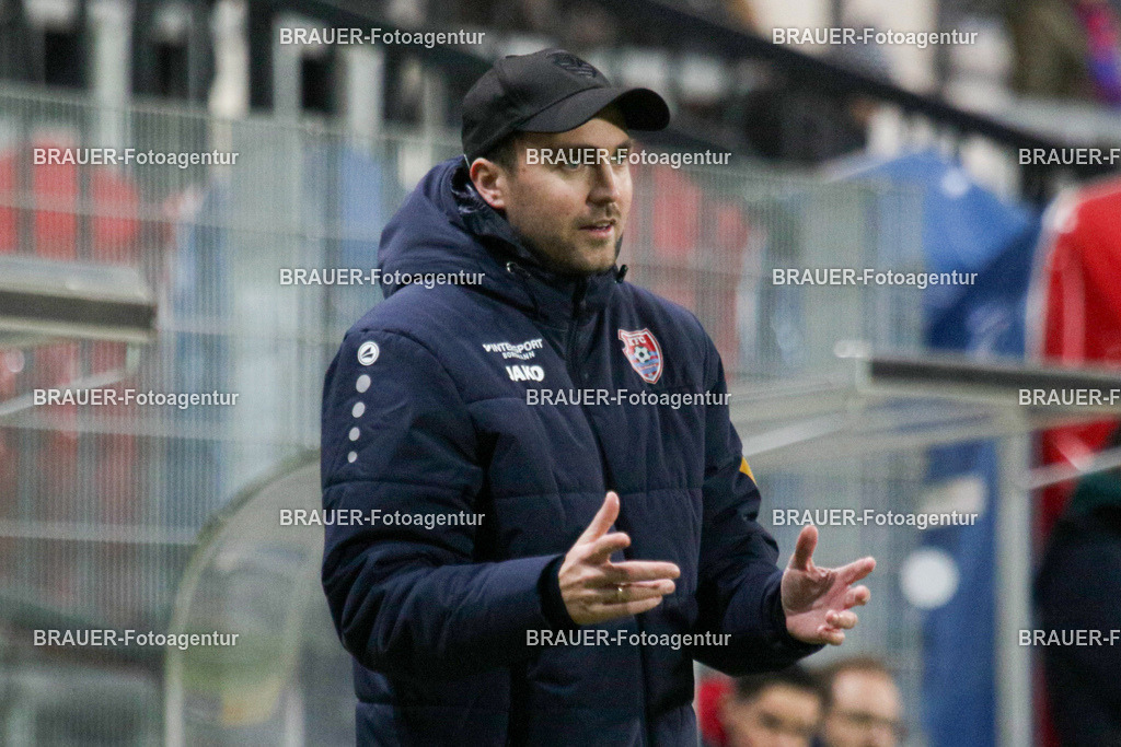 KFC Uerdingen - Ratingen 04/19 | Krefeld, Deutschland, 02.12.25 Trainer Julian Stöhr (KFC Uerdingen) schaut während des Oberliga Niederrhein Spiels zwiachen KFC Uerdingen - Ratingen 04/19 im Krefelder Grotenburg Stadion am 02. Dezember 2025 in Krefeld (Foto von Ralph Görtz / Brauer-Fotoagentur)