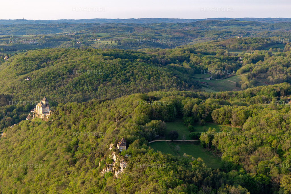 Vue aérienne: Château de Castelnaud La Chapelle à Castelnaud-la-Chapelle dans le département Dordogne, France. Photo: IMG_113701.jpg prise le 20/04/2019 par Werner Riehm/FLY-FOTO.eu – Résolution de l'original: 5129 x 3420 px