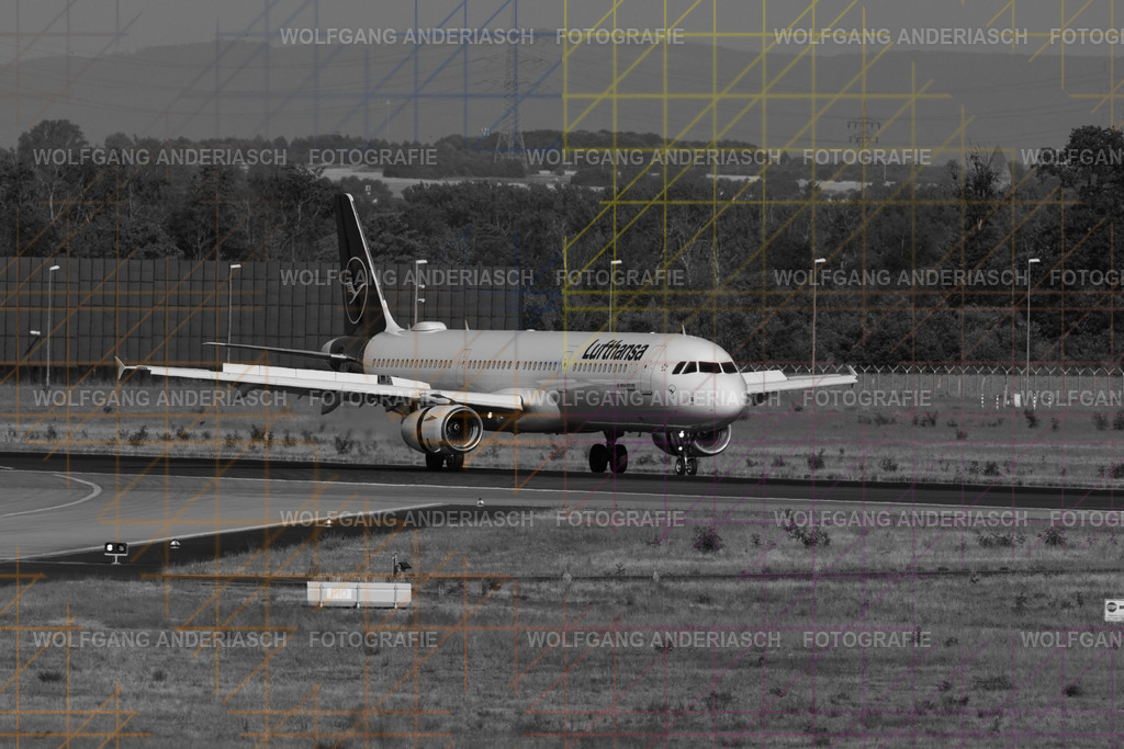 2025622-082108_FRA_07L_R3C_1376 | Am Flughafen Frankfurt am Main treffen Dynamik und Präzision aufeinander: Startende und landende Flugzeuge verschiedenster Airlines, festgehalten in Farbe und Schwarz-Weiß. Von kraftvollen Silhouetten bis zur majestätischen Erscheinung der Königin der Lüfte – zeitlose Momente moderner Luftfahrt. - Realisiert mit Pictrs.com