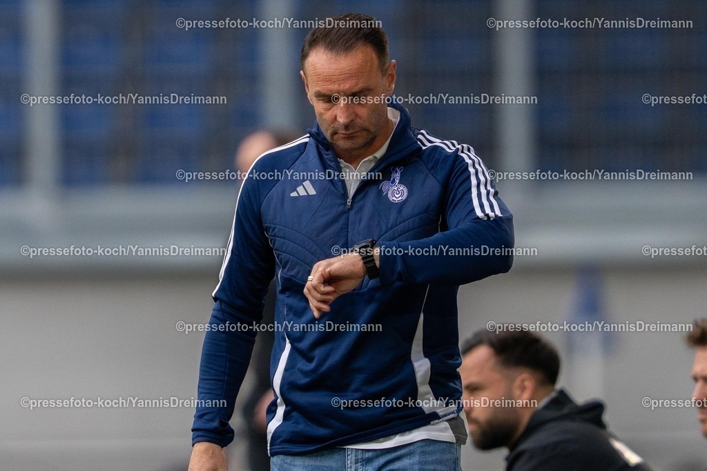 xYDR22032501125 | 22.03.2025, xydrx, Fußball, MSV Duisburg - SC Union Nettetal, Niederrheinpokal Halbfinale, Schauinsland-Reisen Arena: Dietmar Hirsch (Cheftrainer MSV Duisburg) schaut auf seine Uhr