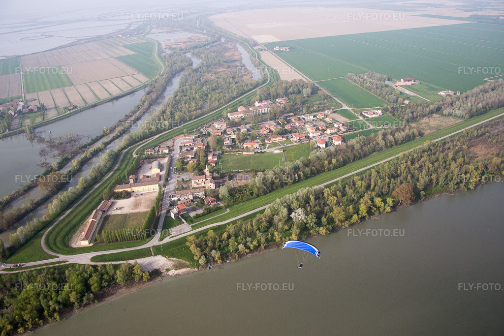 Vue aérienne: Vue de la ville à Ca' Tiepolo dans le département Vénétie, Italie – .Photo: IMG_087284.jpg prise le 05/04/2016 par Werner Riehm/FLY-FOTO.eu – Résolution de l'original: 5472 x 3648 px