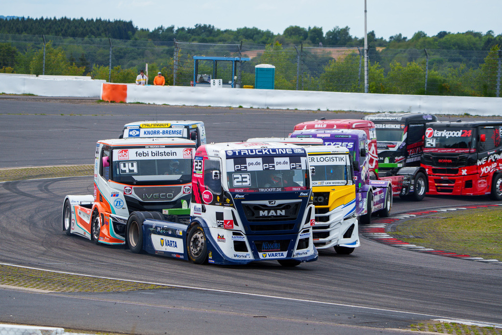 A7409726 | 14.07.2024 Goodyear FIA European Truck Racing Championship (ETRC) NürburgringBild: Mercedes Arena kurz nach dem Start #23 ANTONIO ALBACETE in Führung vor #44 Steffi Halm - Realisiert mit Pictrs.com