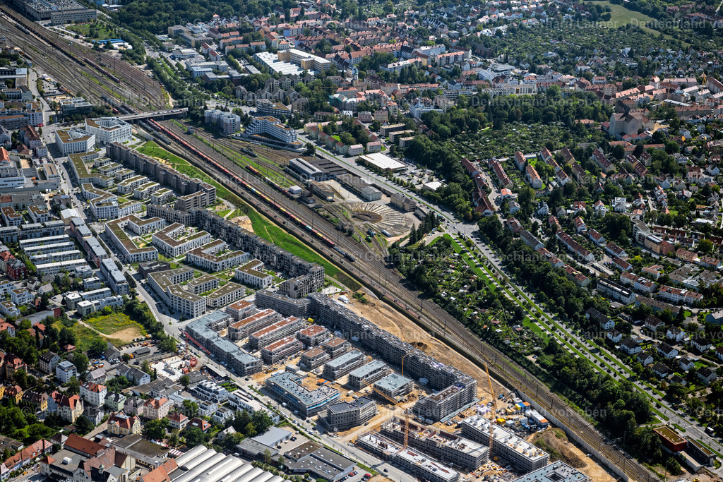 4050766 | REGENSBURG 02.09.2021 Wohngebiet einer Mehrfamilienhaussiedlung " Das DÖRNBERG " an der Kumpfmühler Straße Ecke Friedrich-Niedermeyer-Straße im Ortsteil Westviertel in Regensburg im Bundesland Bayern, Deutschland. Weiterführende Informationen bei: Allmann Sattler Wappner Architekten GmbH,  Bucher Properties GmbH,  Dörnberg-Viertel Projekt GmbH &amp; Co. KG,  Hubert Haupt Immobilien Holding e.K.. // Residential area of a??a??a multi-family housing estate "Das DOeRNBERG" in the district of Westviertel in the district Westviertel in Regensburg in the state of Bavaria, Germany. Further information at: Allmann Sattler Wappner Architekten GmbH,  Bucher Properties GmbH,  Doernberg-Viertel Projekt GmbH &amp; Co. KG,  Hubert Haupt Immobilien Holding e.K.. Foto: Gerhard Launer