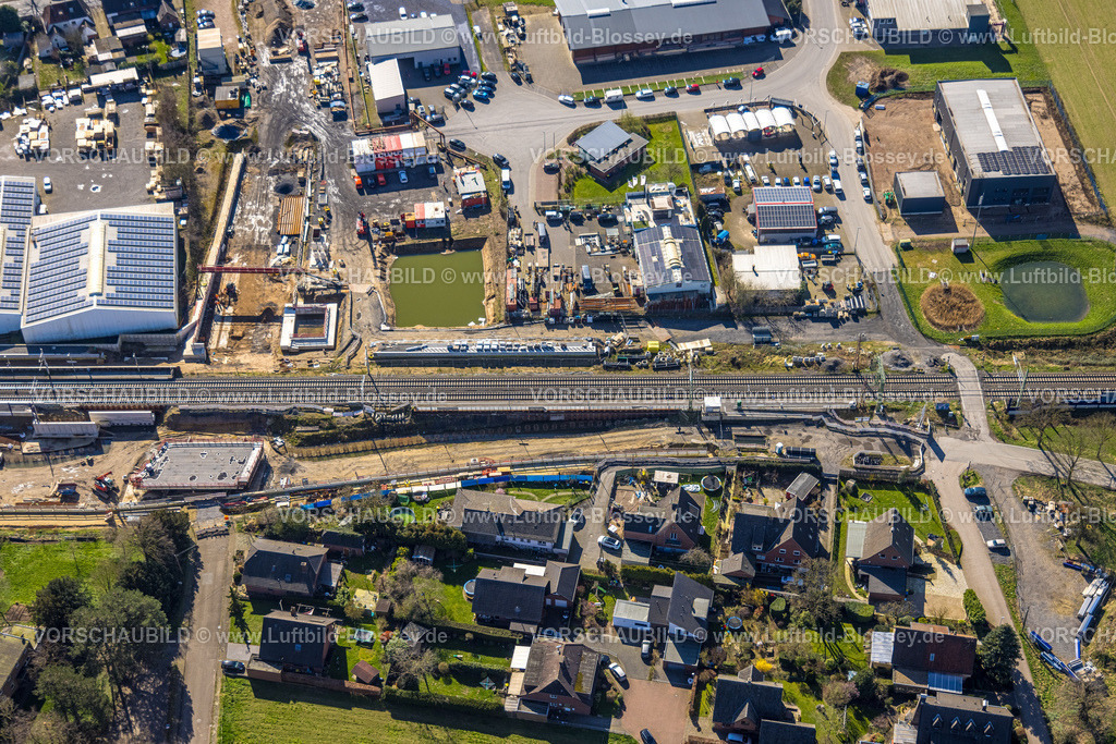 Rees240312279Haldern | Luftbild, Ausbau der Betuweroute und Betuwe-Linie Eisenbahnstrecke, Baustelle mit Neubau Schallschutzwände, Bahnübergang Haldener Straße, Gewerbegebiet Im Hollerfeld, Haldern, Rees, Nordrhein-Westfalen, Deutschland