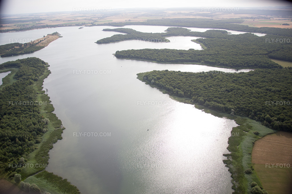 Aerial view: Lac de Madine in Buxières-sous-les-Côtes in the state Meuse, France. – Photo: IMG_083315.jpg taken on 07/12/2015 by Werner Riehm/FLY-FOTO.com – Resolution of the original: 5472 x 3648 px