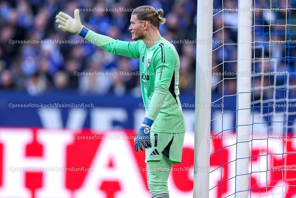 S0407022601083 | 07.02.2026, Fußball, FC Schalke 04 - SG Dynamo Dresden, 21. Spieltag, 2. Fußball Bundesliga, Veltins-Arena Gelsenkirchen, Saison 2025 2026: Torwart Loris Karius&nbsp;(Schalke04 #01) gestikulierend auf dem Spielfeld   DFB regulations prohibit any use of photographs as image sequences and or quasi-video.