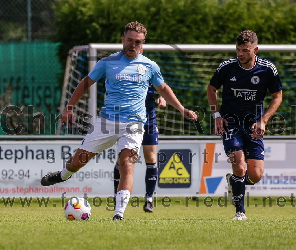 2023-08-26_036_FC_Langengeisling_gegen_TuS_Raubling | Erding, Deutschland, 26.08.2023:
Fußball, Bezirksliga Oberbayern Ost 2023 / 2024, 6. Spieltag, FC Langengeisling gegen TuS Raubling, Endergebnis: 2:0

David Riederle (FC Langengeisling, #14), Thomas Arnold (TuS Raubling, #17)

Foto: Christian Riedel / fotografie-riedel.net