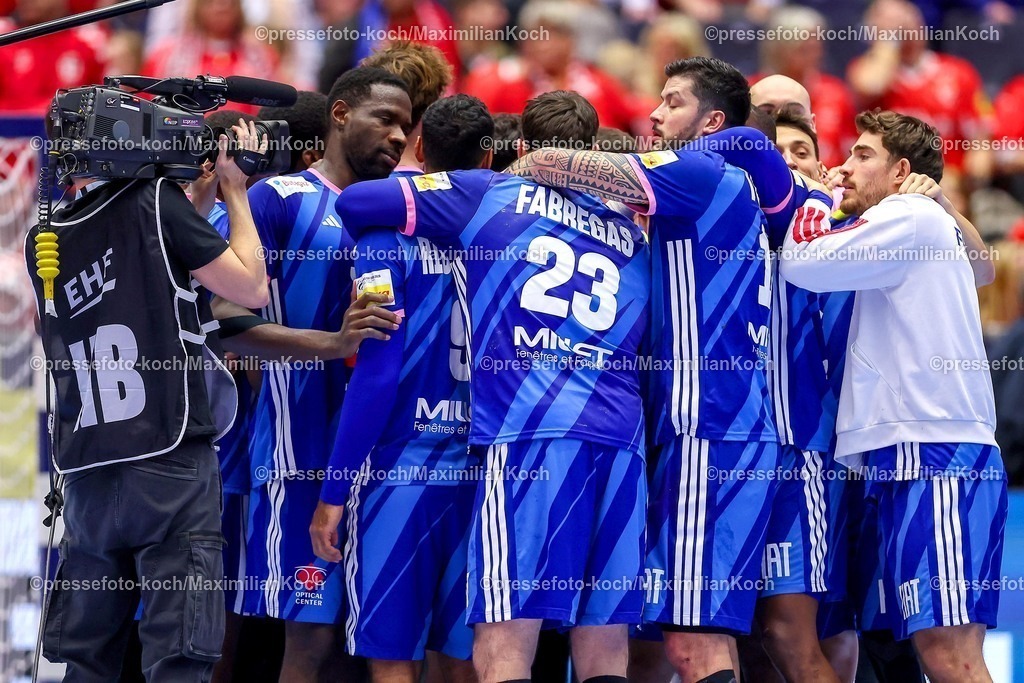 EHF24012601133 | 24.01.2026, Handball, Men's EHF EURO 2026, Frankreich - Portugal, Jyske Bank Boxen in Herning, Dänemark, Main Round: Abschlussjubel nach dem Sieg der Franzosen gegen Portugal.  Melvyn Richardson (France #09)  Ludovic Fabregas (France #23)  Nicolas Tournat (France #11) 