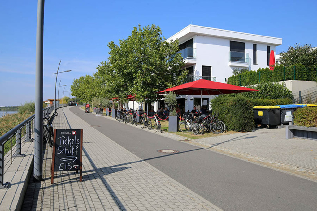 Markkleeberger See - Seepromenade | Entdecke über 20 Kategorien Leipzig-Motive: Foto-Downloads, hochwertige Poster, Leinwand- & Fine-Art-Prints. Jetzt Lieblingsfoto im Bildlexikon Leipzig Shop bestellen!