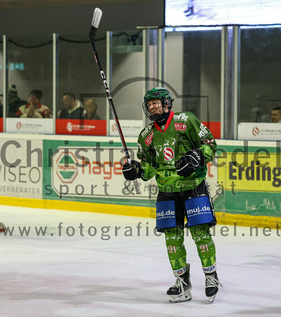 2023-12-17_104_TSV_Erding_gegen_ESC_Kempten | Erding, Deutschland, 17.12.2023:
Eishockey, Bayernliga Vorrunde 2023 / 2024, 18. Spieltag, TSV Erding gegen ESC Kempten, Endergebnis: 5:1

Erik Modlmayr (Erding Gladiators, #21)

Foto: Christian Riedel / fotografie-riedel.net