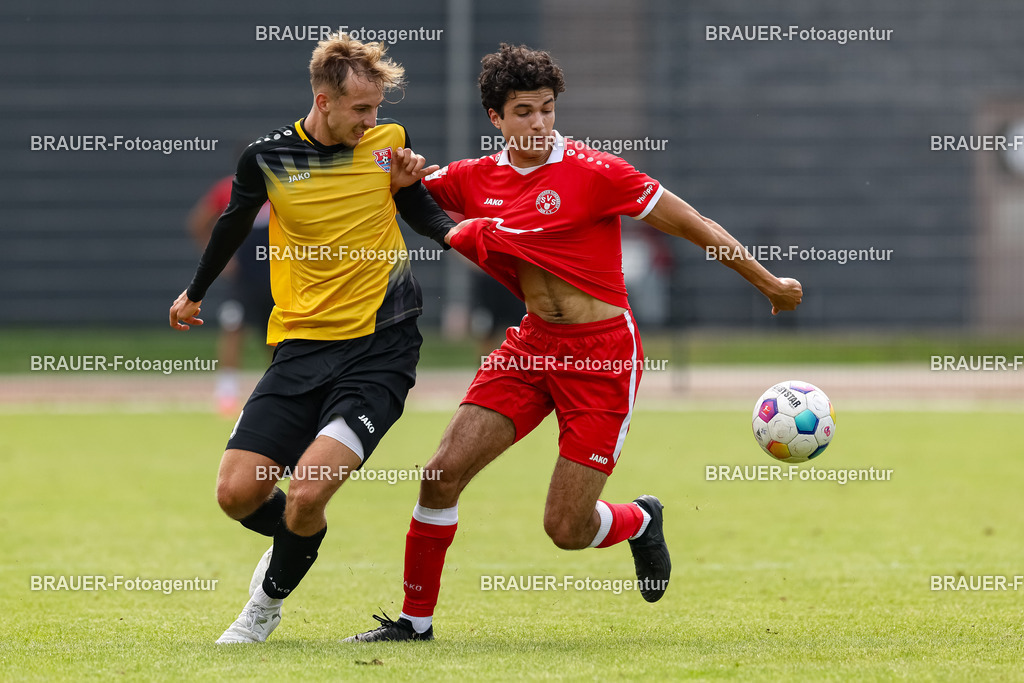 1_SVSKFC_20250726_0775.JPG -  - SV Schermbeck - KFC Uerdingen  - Testspiel | Schermbeck, Deutschland, 26.07.25: Etienne-Noel Reck (KFC Uerdingen) und Ilias Bouassaria (SV Schermbeck) im Kampf um den Ball während des Testspiel Spiels zwischen SV Schermbeck - KFC Uerdingen  in der Volksbank Arena am 26. July 2025 in Schermbeck, Deutschland. (Foto von Stefan Brauer/Brauer-Fotoagentur)
