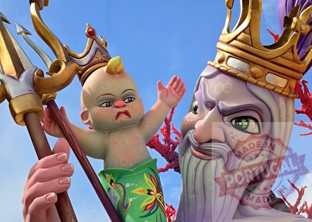 Fallas Neptune mythology figure with angry baby Triton | Fallas figures depicting Neptune and an angry infant Triton with a trident against a blue sky - Realisiert mit Pictrs.com