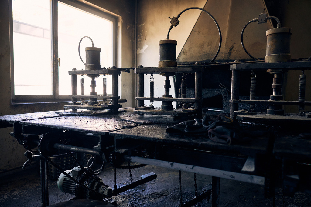 Hornmanufaktur, Detail am Arbeitsplatz | Wien, Austria - August 09, 2022; Hornmanufaktur Thomas Petz; Detail am Arbeitsplatz. - Realisiert mit Pictrs.com