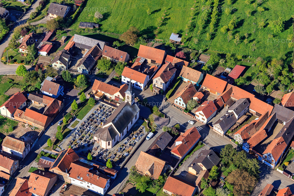 Luftbild: Friedhof und Kirche in der Dorfmitte in Forstheim im Bundesland Bas-Rhin in Frankreich. – Foto: IMG_099385.jpg vom 30.04.2017 durch Werner Riehm/FLY-FOTO.de – Auflösung des Originals: 4507 x 3005 px